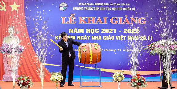 GĐS Đánh trống khai giảng 1