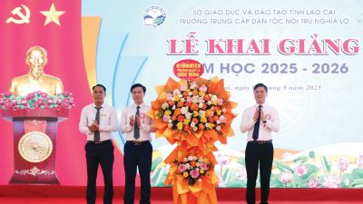 PHÓ BÍ THƯ THƯỞNG TRỰC TỈNH UỶ HOÀNG GIANG DỰ KHAI GIẢNG TẠI TRƯỜNG TRUNG CẤP DÂN TỘC NỘI TRÚ NGHĨA LỘ